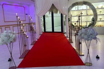 Façade éclairée d'un bâtiment avec l'enseigne lumineuse ’Le Strass réception’ visible de nuit.