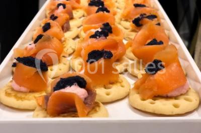 Illustration en noir et blanc de grilles ouvertes devant des arbres, avec le texte ’Victoria Park, l'événementiel autrement’.