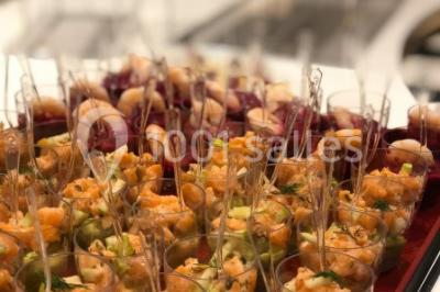 Illustration en noir et blanc de grilles ouvertes devant des arbres, avec le texte ’Victoria Park, l'événementiel autrement’.