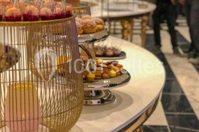 Illustration en noir et blanc de grilles ouvertes devant des arbres, avec le texte ’Victoria Park, l'événementiel autrement’.