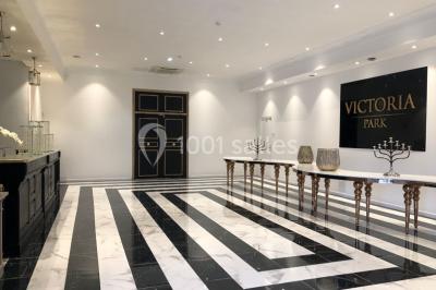 Illustration en noir et blanc de grilles ouvertes devant des arbres, avec le texte ’Victoria Park, l'événementiel autrement’.