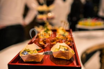Illustration en noir et blanc de grilles ouvertes devant des arbres, avec le texte ’Victoria Park, l'événementiel autrement’.
