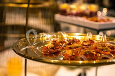 Illustration en noir et blanc de grilles ouvertes devant des arbres, avec le texte ’Victoria Park, l'événementiel autrement’.