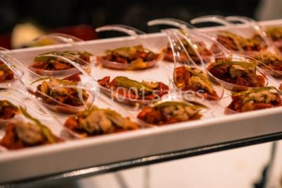 Illustration en noir et blanc de grilles ouvertes devant des arbres, avec le texte ’Victoria Park, l'événementiel autrement’.