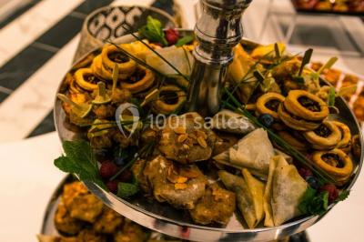Illustration en noir et blanc de grilles ouvertes devant des arbres, avec le texte ’Victoria Park, l'événementiel autrement’.