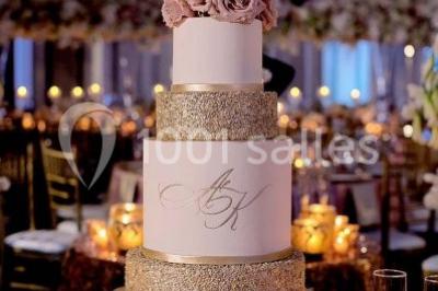 Illustration en noir et blanc de grilles ouvertes devant des arbres, avec le texte ’Victoria Park, l'événementiel autrement’.