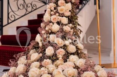 Illustration en noir et blanc de grilles ouvertes devant des arbres, avec le texte ’Victoria Park, l'événementiel autrement’.