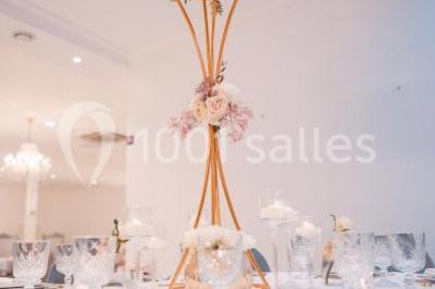 Illustration en noir et blanc de grilles ouvertes devant des arbres, avec le texte ’Victoria Park, l'événementiel autrement’.