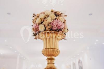 Illustration en noir et blanc de grilles ouvertes devant des arbres, avec le texte ’Victoria Park, l'événementiel autrement’.