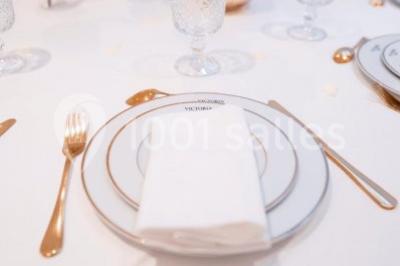 Illustration en noir et blanc de grilles ouvertes devant des arbres, avec le texte ’Victoria Park, l'événementiel autrement’.