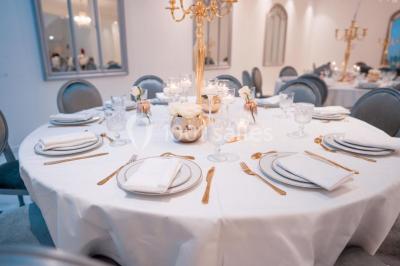 Illustration en noir et blanc de grilles ouvertes devant des arbres, avec le texte ’Victoria Park, l'événementiel autrement’.