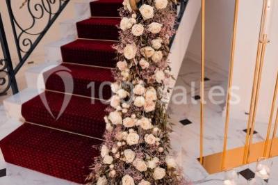 Illustration en noir et blanc de grilles ouvertes devant des arbres, avec le texte ’Victoria Park, l'événementiel autrement’.