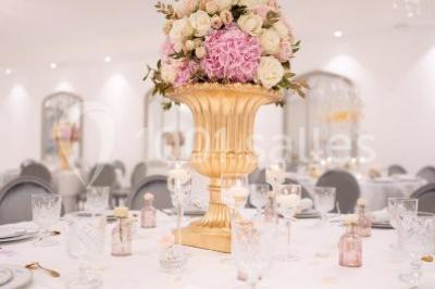 Illustration en noir et blanc de grilles ouvertes devant des arbres, avec le texte ’Victoria Park, l'événementiel autrement’.