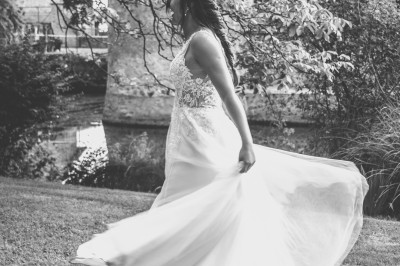 Feu d'artifice illuminant le ciel nocturne au-dessus d'un espace extérieur avec arbres et structure éclairée.