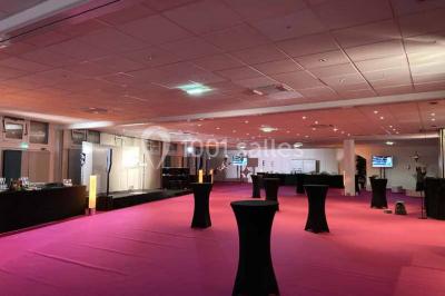 Miniature Salles du RDC modulables Entrée d'un bâtiment avec escalier central, écrans d'affichage, plantes décoratives et sol en parquet.