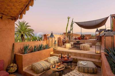 Cloison décorative ajourée en bois sombre devant une baignoire avec robinetterie métallique, lumière naturelle en arrière…