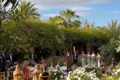 Cloison décorative ajourée en bois sombre devant une baignoire avec robinetterie métallique, lumière naturelle en arrière…
