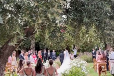 Cloison décorative ajourée en bois sombre devant une baignoire avec robinetterie métallique, lumière naturelle en arrière…