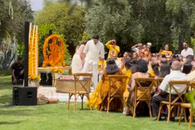 Cloison décorative ajourée en bois sombre devant une baignoire avec robinetterie métallique, lumière naturelle en arrière…