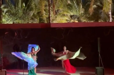 Cloison décorative ajourée en bois sombre devant une baignoire avec robinetterie métallique, lumière naturelle en arrière…