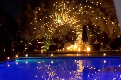 Cloison décorative ajourée en bois sombre devant une baignoire avec robinetterie métallique, lumière naturelle en arrière…