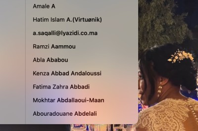 Cloison décorative ajourée en bois sombre devant une baignoire avec robinetterie métallique, lumière naturelle en arrière…