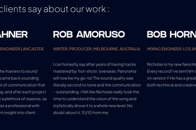 Cloison décorative ajourée en bois sombre devant une baignoire avec robinetterie métallique, lumière naturelle en arrière…