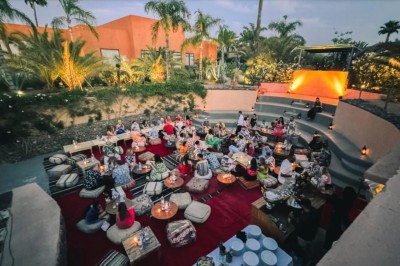Cloison décorative ajourée en bois sombre devant une baignoire avec robinetterie métallique, lumière naturelle en arrière…