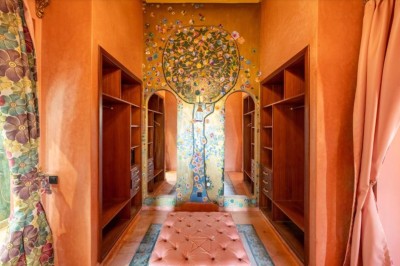 Cloison décorative ajourée en bois sombre devant une baignoire avec robinetterie métallique, lumière naturelle en arrière…