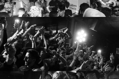 Cloison décorative ajourée en bois sombre devant une baignoire avec robinetterie métallique, lumière naturelle en arrière…