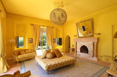 Cloison décorative ajourée en bois sombre devant une baignoire avec robinetterie métallique, lumière naturelle en arrière…