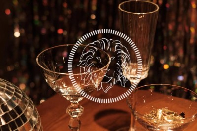 Cloison décorative ajourée en bois sombre devant une baignoire avec robinetterie métallique, lumière naturelle en arrière…