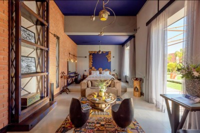 Cloison décorative ajourée en bois sombre devant une baignoire avec robinetterie métallique, lumière naturelle en arrière…