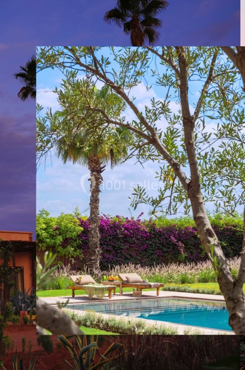 Vue d'une piscine entourée de végétation luxuriante, avec des transats et un ciel partiellement dégagé.