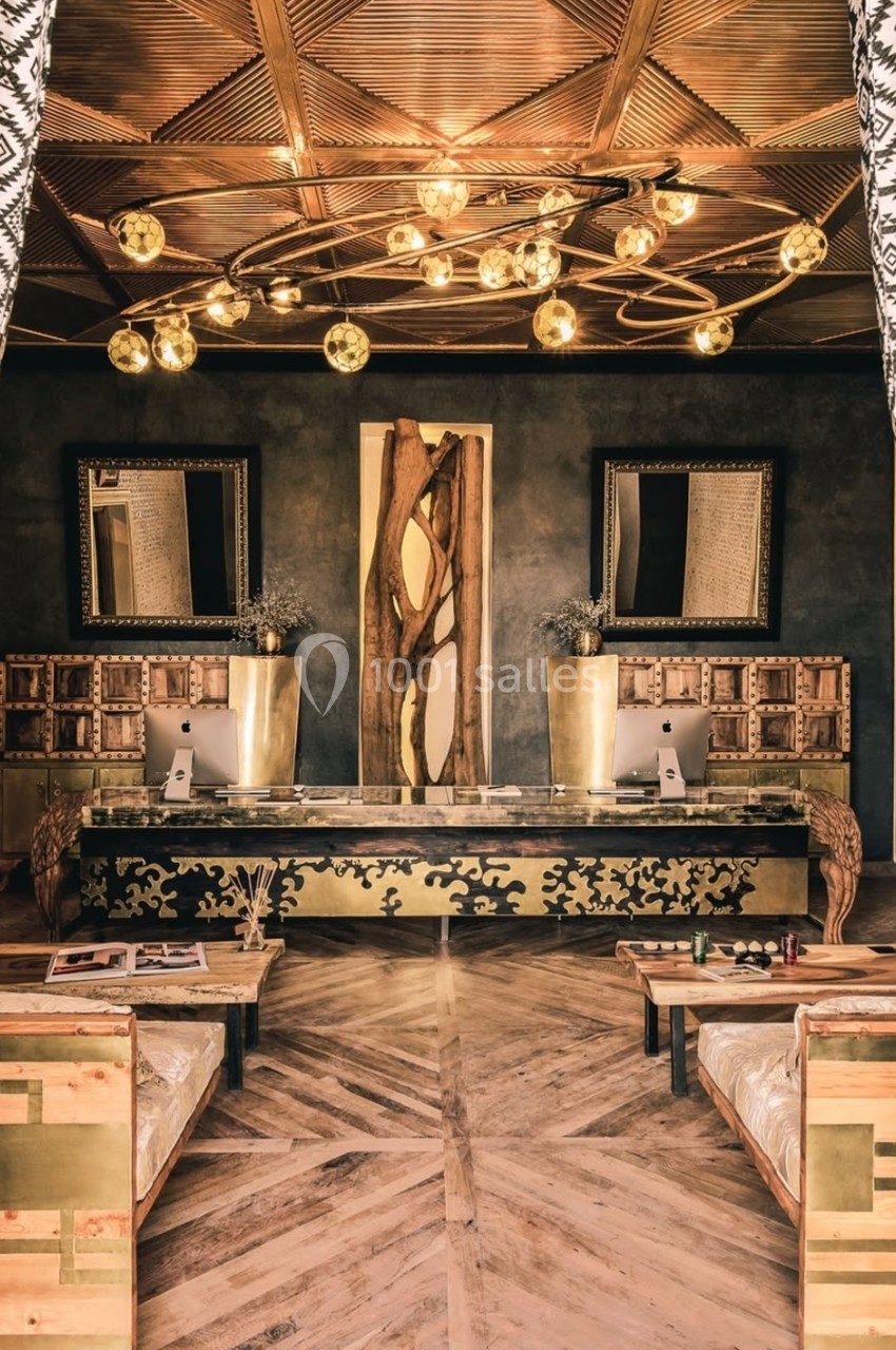 Intérieur élégant avec un bureau en bois sculpté, lustre doré moderne et décorations murales géométriques.