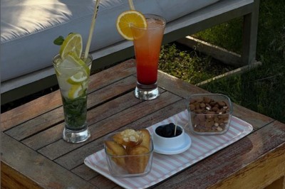 Cloison décorative ajourée en bois sombre devant une baignoire avec robinetterie métallique, lumière naturelle en arrière…