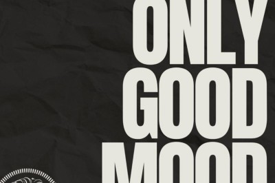 Cloison décorative ajourée en bois sombre devant une baignoire avec robinetterie métallique, lumière naturelle en arrière…