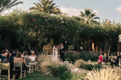 Cloison décorative ajourée en bois sombre devant une baignoire avec robinetterie métallique, lumière naturelle en arrière…