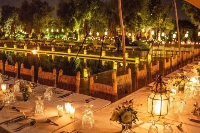 Cloison décorative ajourée en bois sombre devant une baignoire avec robinetterie métallique, lumière naturelle en arrière…