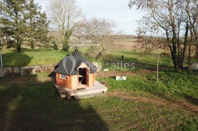 Deux chaises en métal décorées de fleurs colorées, placées sur une pelouse en extérieur par temps clair.