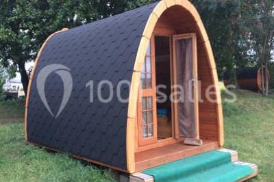 Deux chaises en métal décorées de fleurs colorées, placées sur une pelouse en extérieur par temps clair.