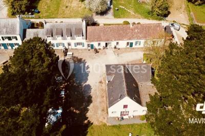 Deux chaises en métal décorées de fleurs colorées, placées sur une pelouse en extérieur par temps clair.