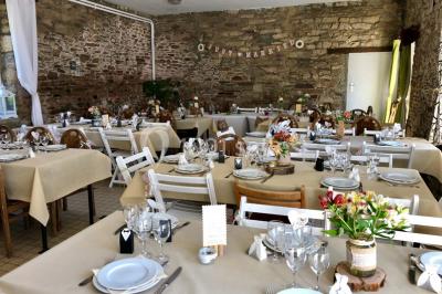 Deux chaises en métal décorées de fleurs colorées, placées sur une pelouse en extérieur par temps clair.