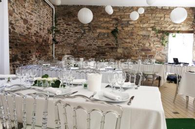 Deux chaises en métal décorées de fleurs colorées, placées sur une pelouse en extérieur par temps clair.