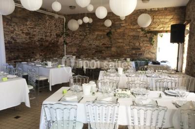 Deux chaises en métal décorées de fleurs colorées, placées sur une pelouse en extérieur par temps clair.