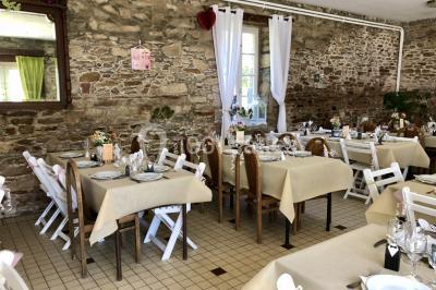 Deux chaises en métal décorées de fleurs colorées, placées sur une pelouse en extérieur par temps clair.