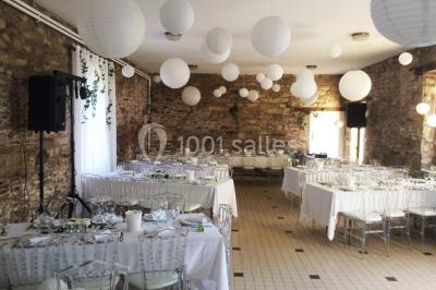 Deux chaises en métal décorées de fleurs colorées, placées sur une pelouse en extérieur par temps clair.