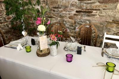 Deux chaises en métal décorées de fleurs colorées, placées sur une pelouse en extérieur par temps clair.