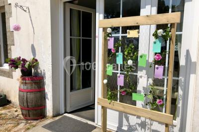 Deux chaises en métal décorées de fleurs colorées, placées sur une pelouse en extérieur par temps clair.