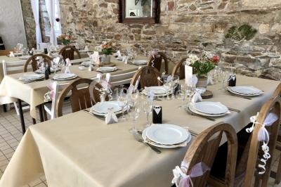 Deux chaises en métal décorées de fleurs colorées, placées sur une pelouse en extérieur par temps clair.